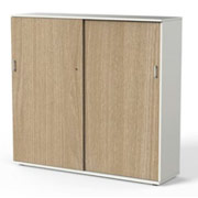 Armario Actiu con puertas correderas en madera color roble y tapa en gris coco para oficina de diseño
